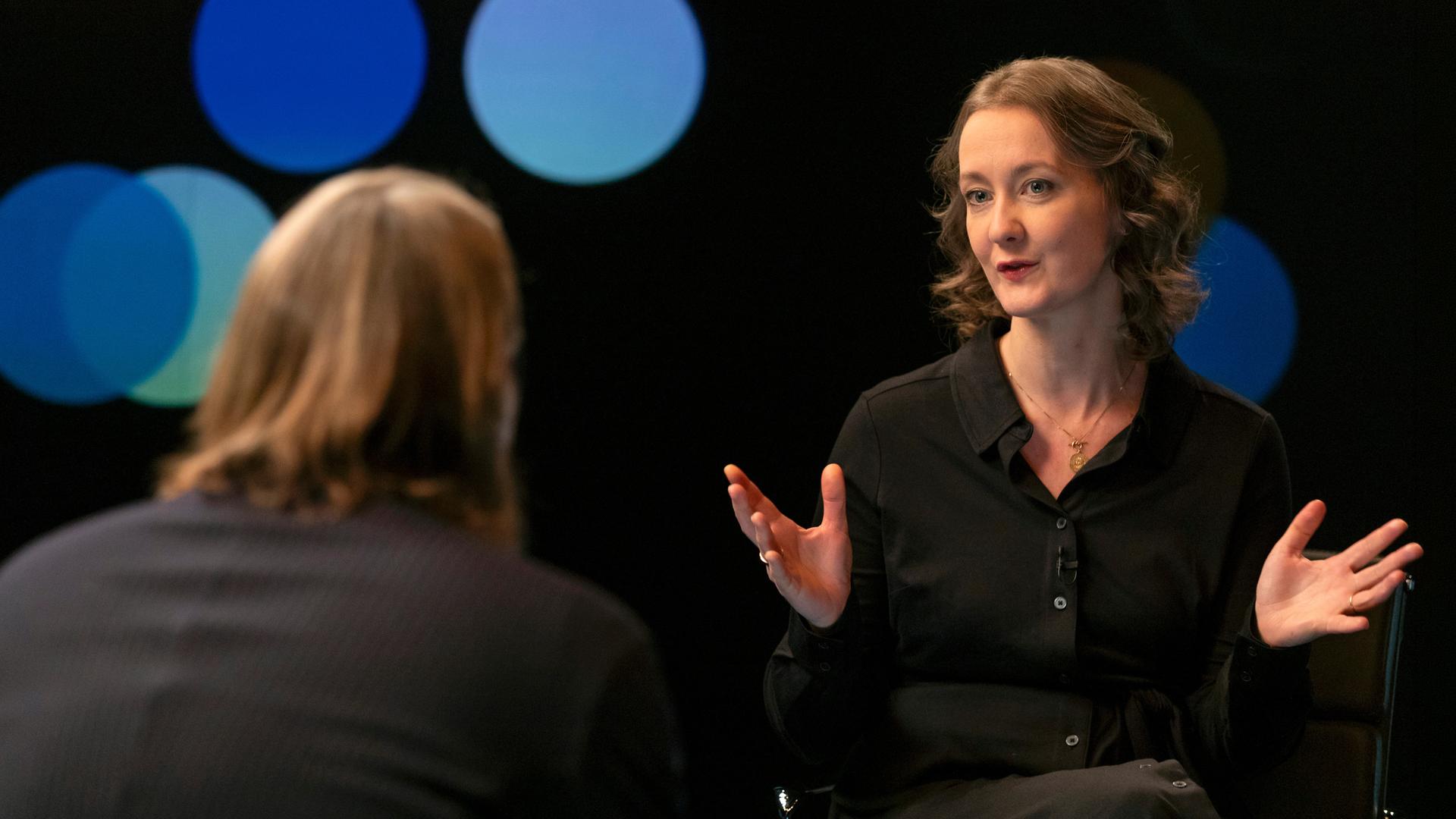 "Precht - Zwischen Schutz und Übergriff – Was darf der Staat?": Richard David Precht und Frauke Rostalski sind im Studio ins Gespräch vertieft. Frauke Rostalski blickt Richtung Kamera.