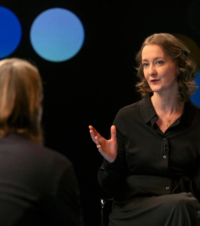 "Precht - Zwischen Schutz und Übergriff – Was darf der Staat?": Richard David Precht und Frauke Rostalski sind im Studio ins Gespräch vertieft. Frauke Rostalski blickt Richtung Kamera.