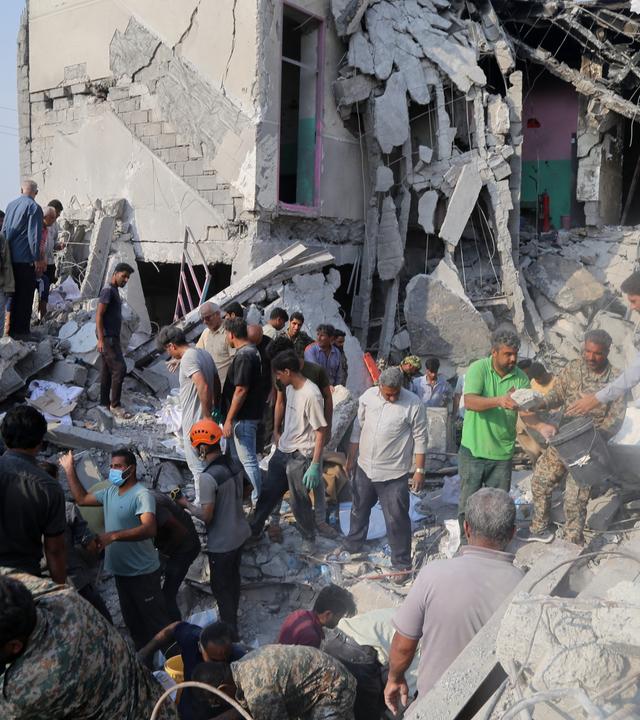 Veraltete KI-Daten führten zur Zerstörung einer Mädchenschule im iranischen Minab: eingestürzte Klassenzimmer, Trümmer und Rettungskräfte im Einsatz