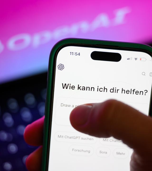 ChatGPT, Grok und DeepSeek häufiger im Sinne von SPD und Grünen. Manipulieren uns die Algorithmen? Wie neutral sind sie wirklich? (Im Bild zu sehen: Handy mit Aufschrift) 