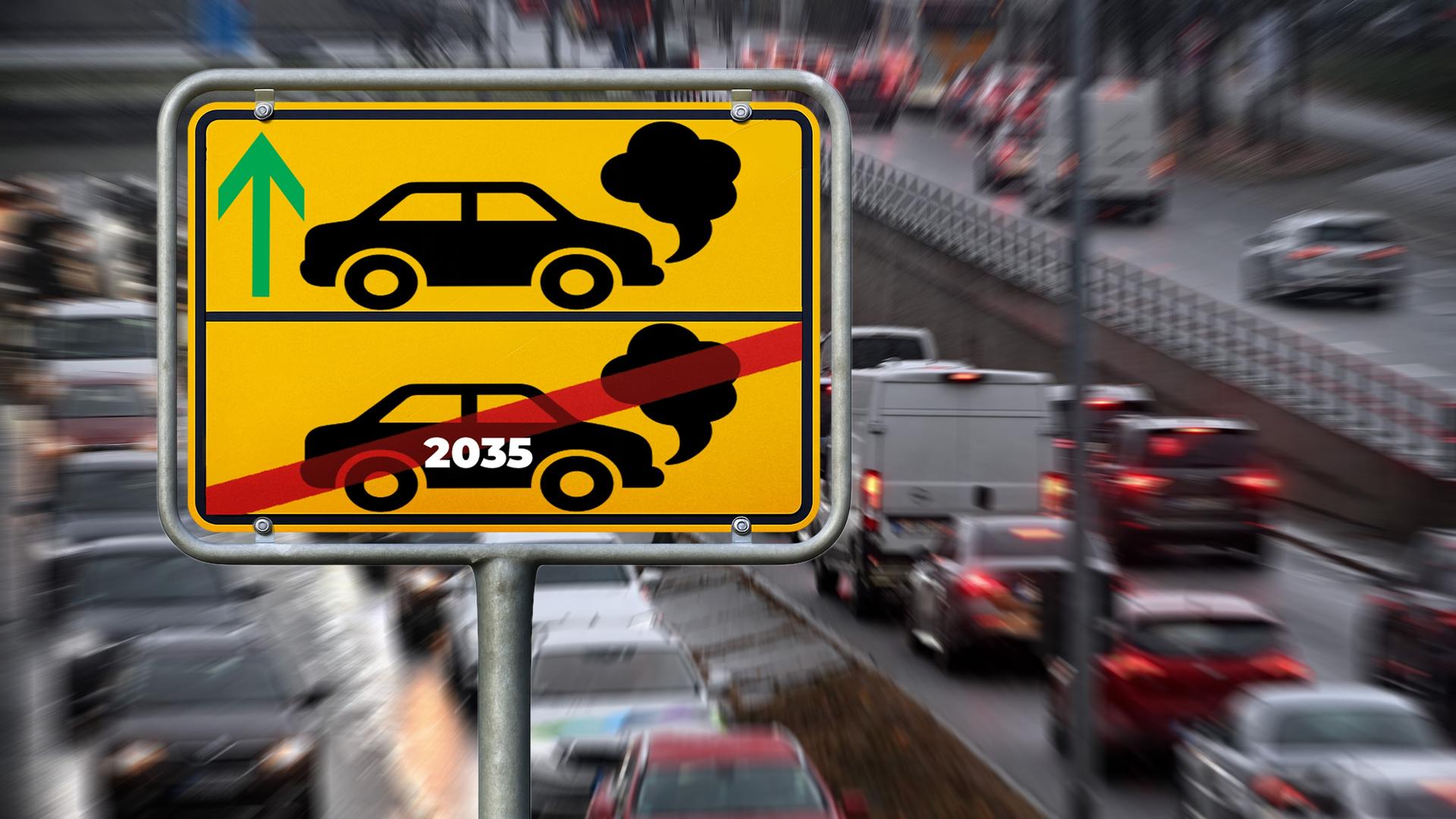 Kein Verbrenner-Stopp ab 2030: Das hat der Bundesgerichtshof entschieden. BMW und Mercedes-Benz dürfen auch nach 2030 Verbrenner verkaufen. (Im Bild: Im Hintergrund eine Autoschlange, davor ein gelbes Schild mit Aufschrift)