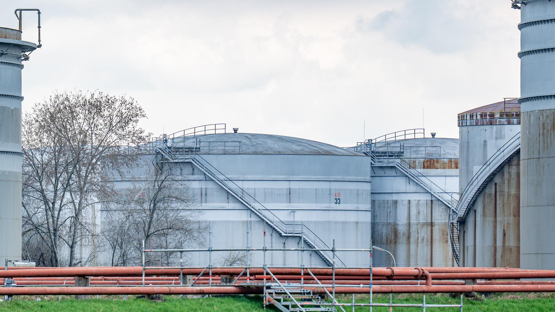 11 Millionen Barrel Öl fallen täglich aus – mehr als in den Ölkrisen der 70er zusammen. Wie gravierend ist die Lage  wirklich? (Im Bild zu sehen: anks stehen auf dem Betriebsgelände der Raffinerie Bayernoil) 