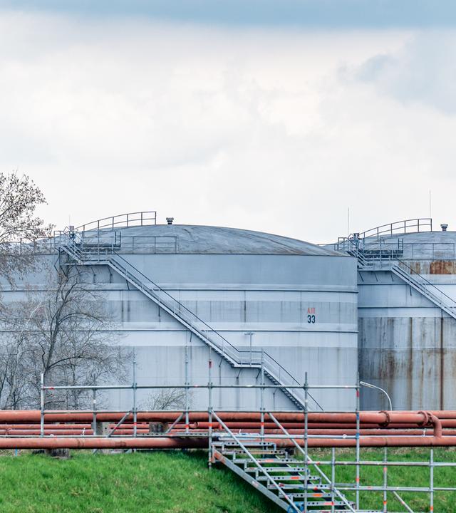 11 Millionen Barrel Öl fallen täglich aus – mehr als in den Ölkrisen der 70er zusammen. Wie gravierend ist die Lage  wirklich? (Im Bild zu sehen: anks stehen auf dem Betriebsgelände der Raffinerie Bayernoil) 