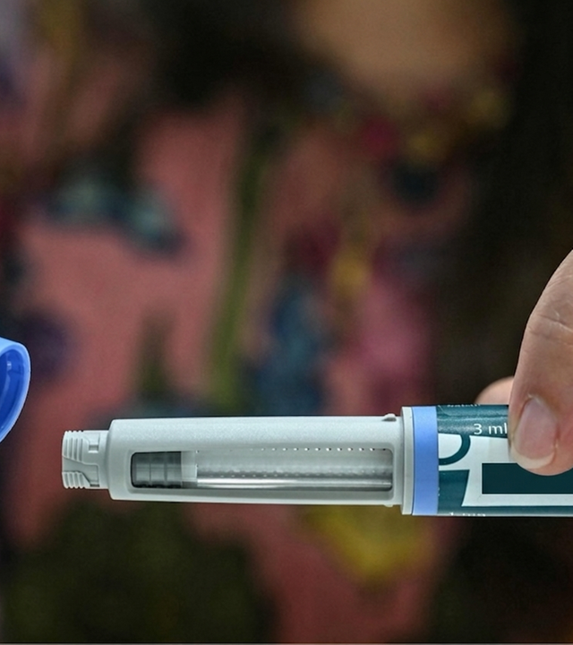 Ozempic, Wegovy, Saxenda: Die Abnehmspritzen boomen – und mit ersten Patentenden könnten sie günstiger werden. (Im Bild zu sehen: Eine Spritze vor verschwommenen Hintergund)