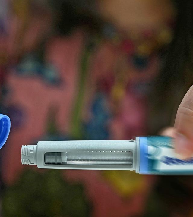 Ozempic, Wegovy, Saxenda: Die Abnehmspritzen boomen – und mit ersten Patentenden könnten sie günstiger werden. (Im Bild zu sehen: Eine Spritze vor verschwommenen Hintergund)
