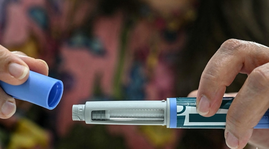 Ozempic, Wegovy, Saxenda: Die Abnehmspritzen boomen – und mit ersten Patentenden könnten sie günstiger werden. (Im Bild zu sehen: Eine Spritze vor verschwommenen Hintergund)