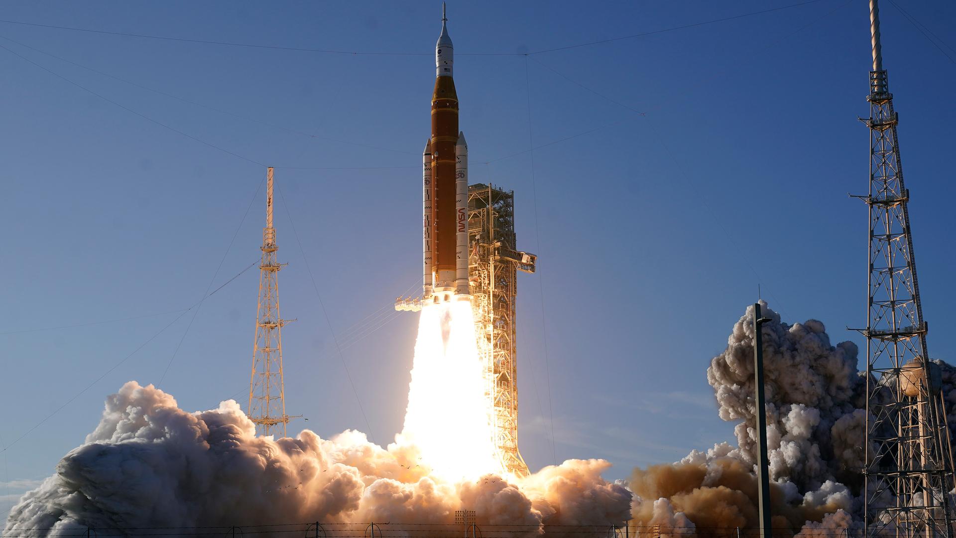 Erfolgeicher Artemis-2-Start: Zum ersten Mal seit 1972 fliegen Menschen wieder zum Mond – diesmal als internationale Mission. Artemis 2 ist der große Testlauf für die Rückkehr 2028. 