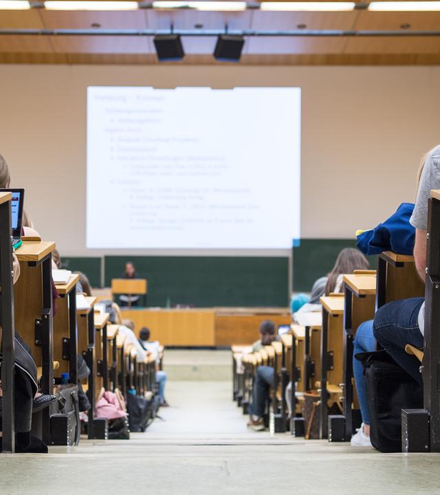 Die Arbeitslosigkeit in der Schweiz steigt – und mit ihr der Anteil arbeitssuchender Akademikerinnen und Akademiker. (Bild: Studenten im Hörsaal)