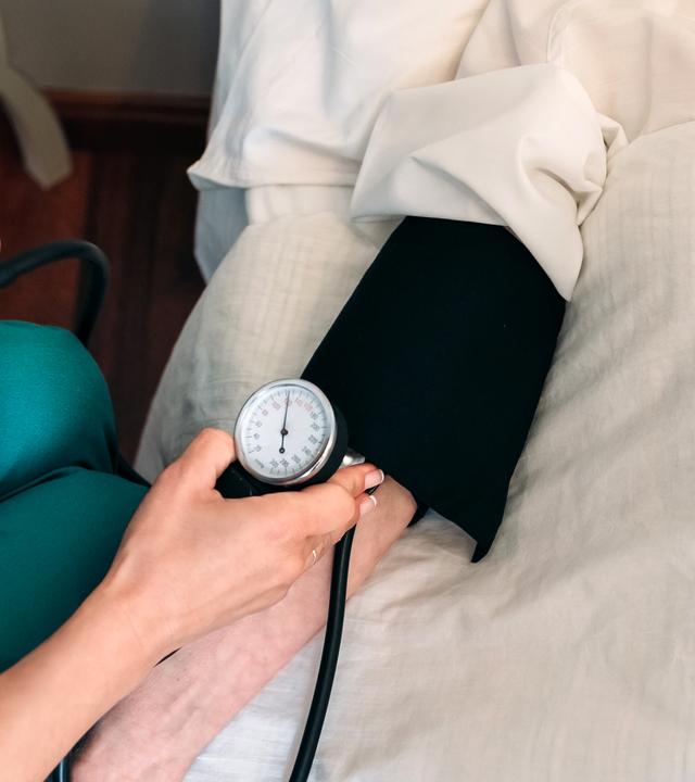 In Schweizer Praxen übernehmen Pflegeexpert:innen ausgewählte ärztliche Tätigkeiten. Können sie so die medizinische Versorgung auf dem Land sichern? (Bild: Pflegeexpertin misst Blutdtuck)