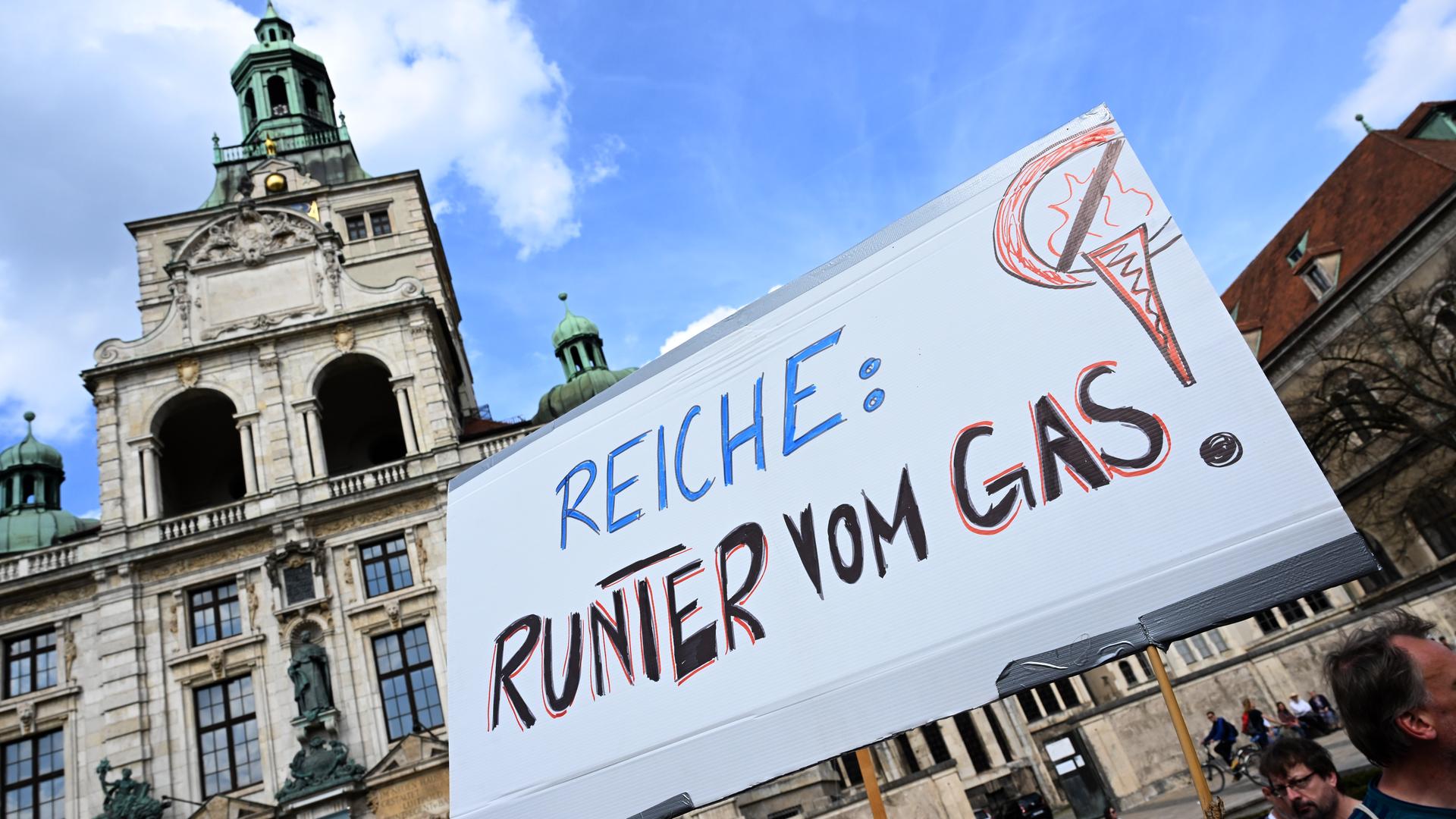 Bundesweit protestieren Bürger, weil Politik Batteriespeicher ignoriert und Gaskraftwerke priorisiert. Droht das Scheitern der Klimaziele?