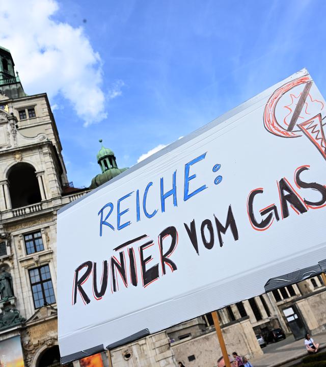 Bundesweit protestieren Bürger, weil Politik Batteriespeicher ignoriert und Gaskraftwerke priorisiert. Droht das Scheitern der Klimaziele?
