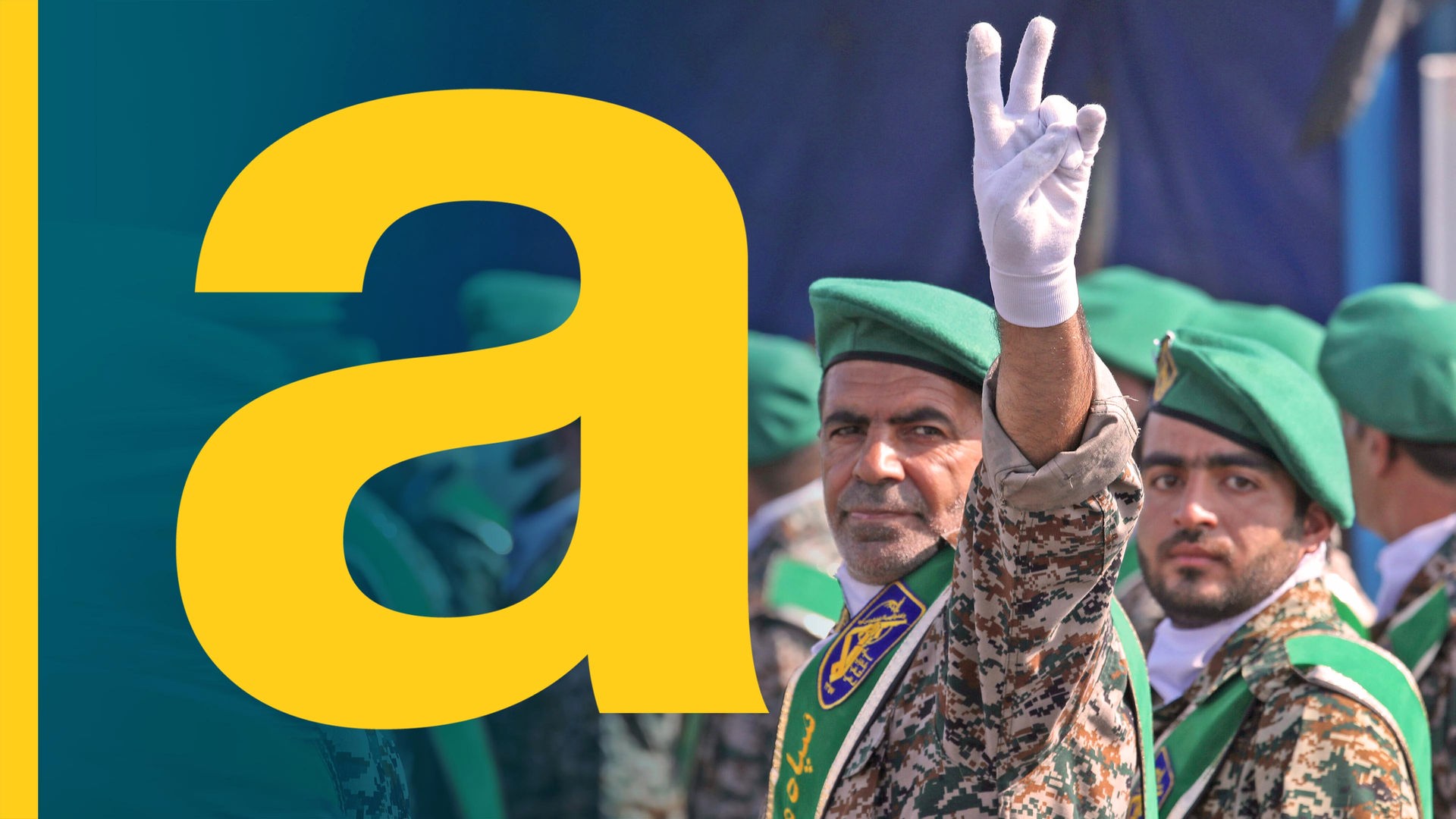 Ein Mitglied der iranischen paramilitärischen Basij-Truppe zeigt bei einer Militärparade außerhalb von Teheran das Victory-Zeichen.