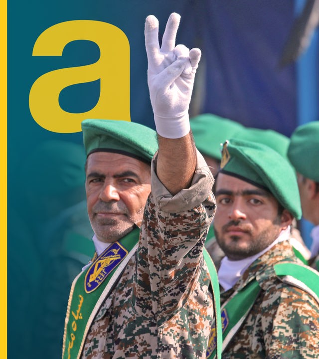 Ein Mitglied der iranischen paramilitärischen Basij-Truppe zeigt bei einer Militärparade außerhalb von Teheran das Victory-Zeichen.