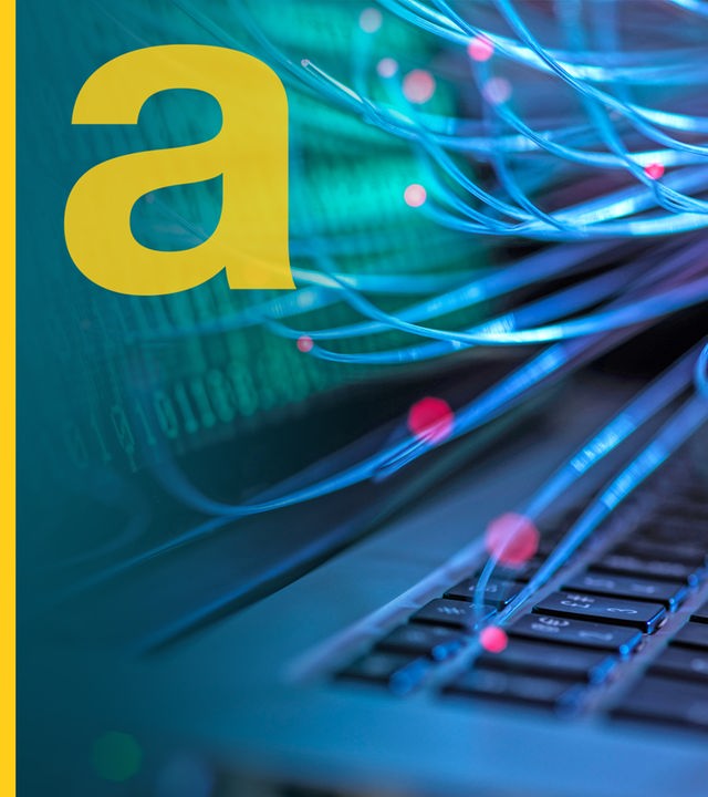 Ein Computer mit Binärcode und leuchtenden Drahtverbindungen.