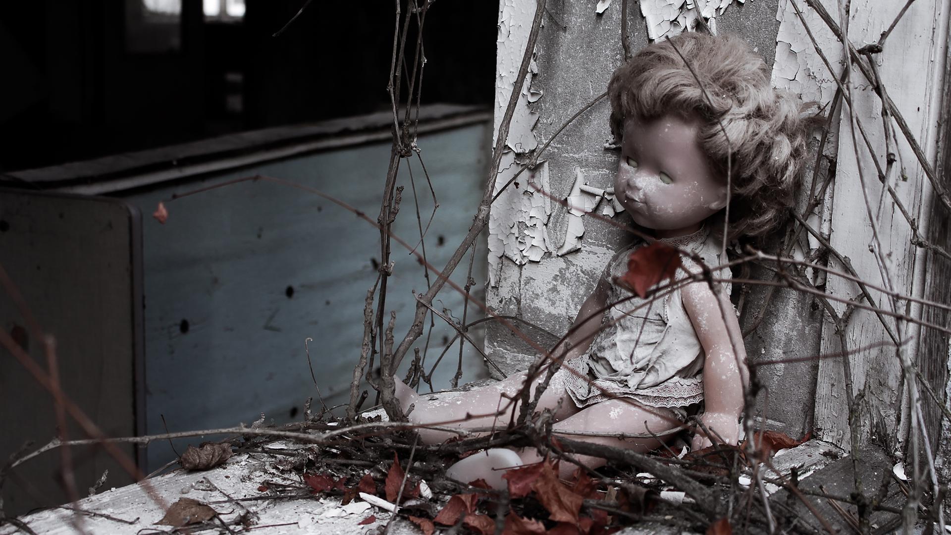 Symbol der Katastrophe: Eine zerfallene Puppe in der Geisterstadt Prypjat 40 Jahre nach dem Super-GAU von Tschernobyl.
