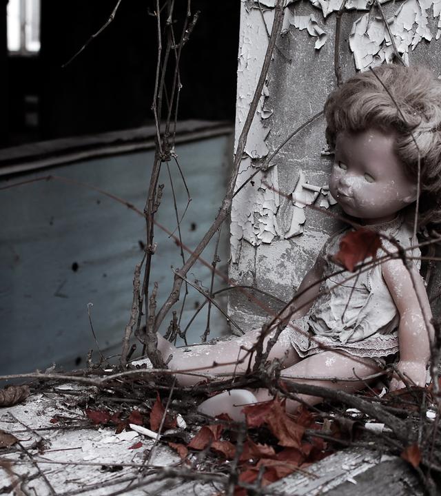 Symbol der Katastrophe: Eine zerfallene Puppe in der Geisterstadt Prypjat 40 Jahre nach dem Super-GAU von Tschernobyl.