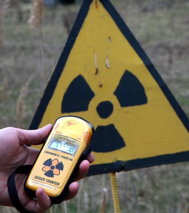 Unsichtbare Gefahr: Messung der Strahlung mit einem Geigerzähler am Roten Wald nahe Tschernobyl, 40 Jahre nach dem GAU.
