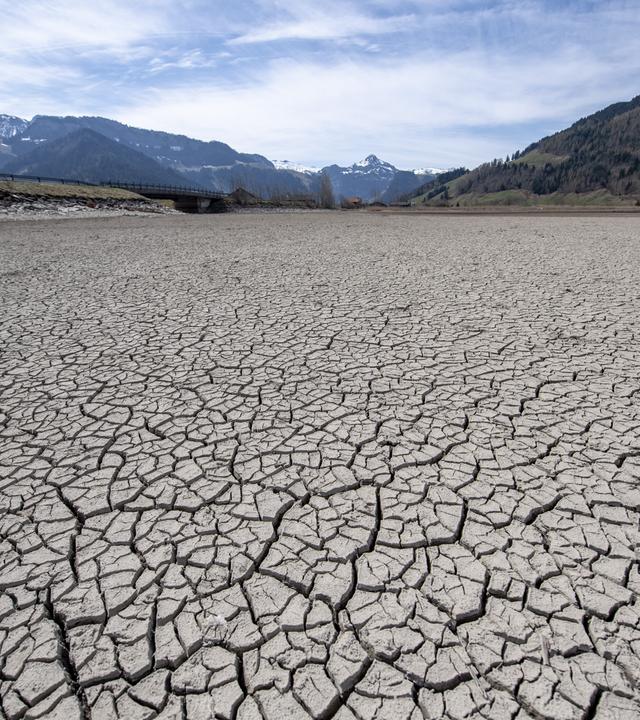 Europa glüht: Ein völlig vertrockneter Fluss. Diese Aufnahme des Po zeigt die Dramatik der Ererwärmung. Der neue opernicus-Klimabericht belegt dies.