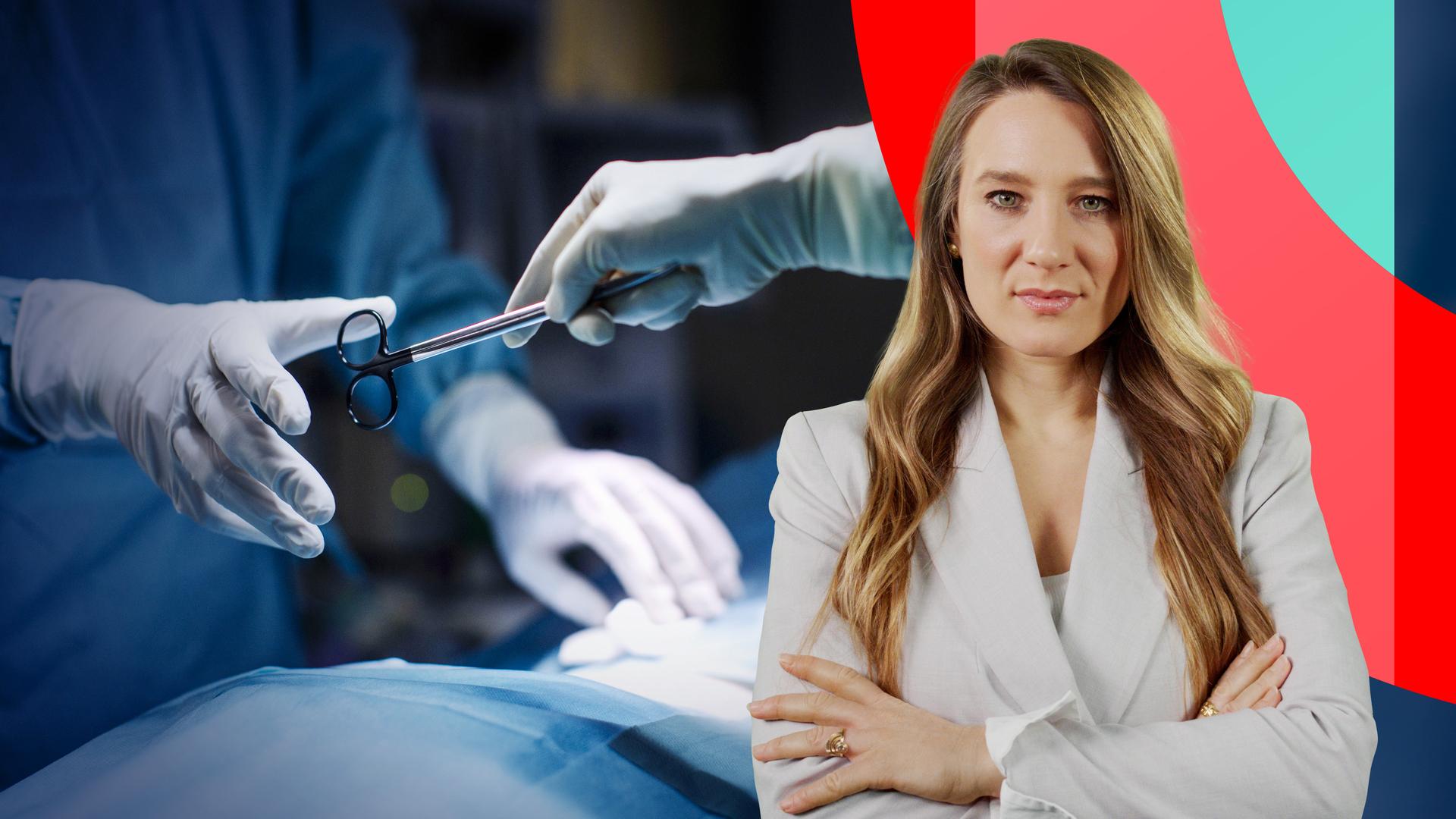 Jasmina Neudecker im Vordergrund, im Hintergrund die Hand einer Person, die einer anderen Person eine Schere reicht