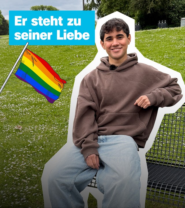 Dominik sitzt auf einer Parkbank; Er steht zu seiner Liebe; Regenbogenflagge