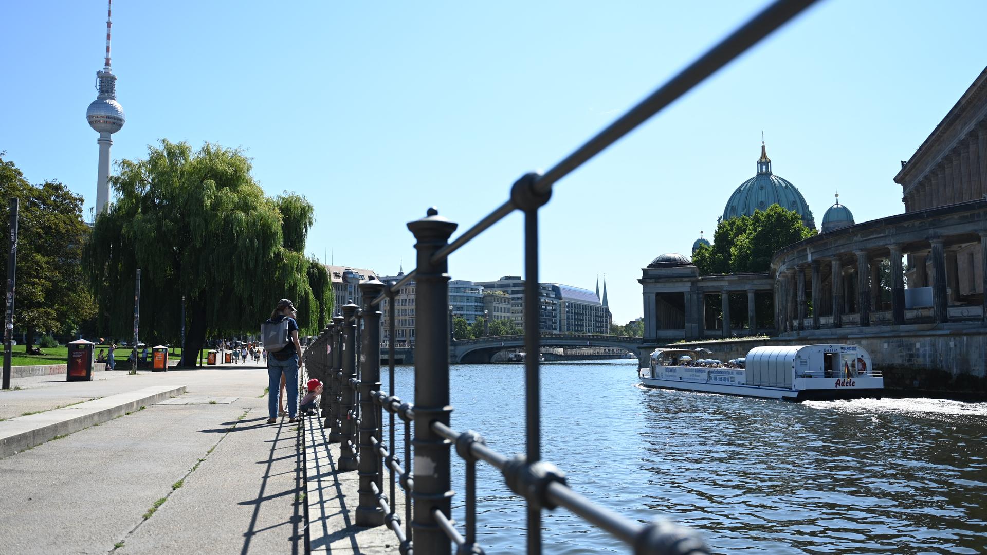 Spreeufer mit Blick auf die Berliner Innenstadt. Der Hauptstadt drohen Engpässe in der Wasserversorgung nach dem Kohleausstieg.