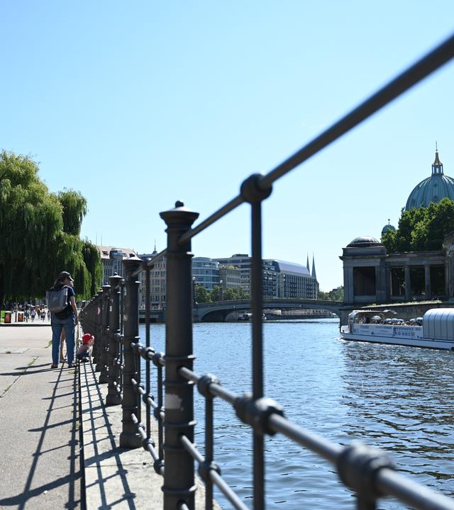Spreeufer mit Blick auf die Berliner Innenstadt. Der Hauptstadt drohen Engpässe in der Wasserversorgung nach dem Kohleausstieg.