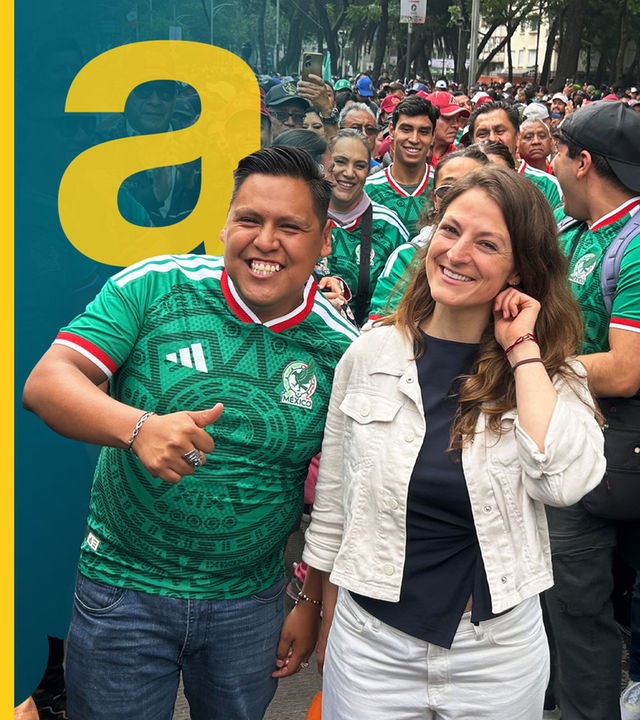 Moderatorin Alica Jung mit mexikanischen Fußballfans