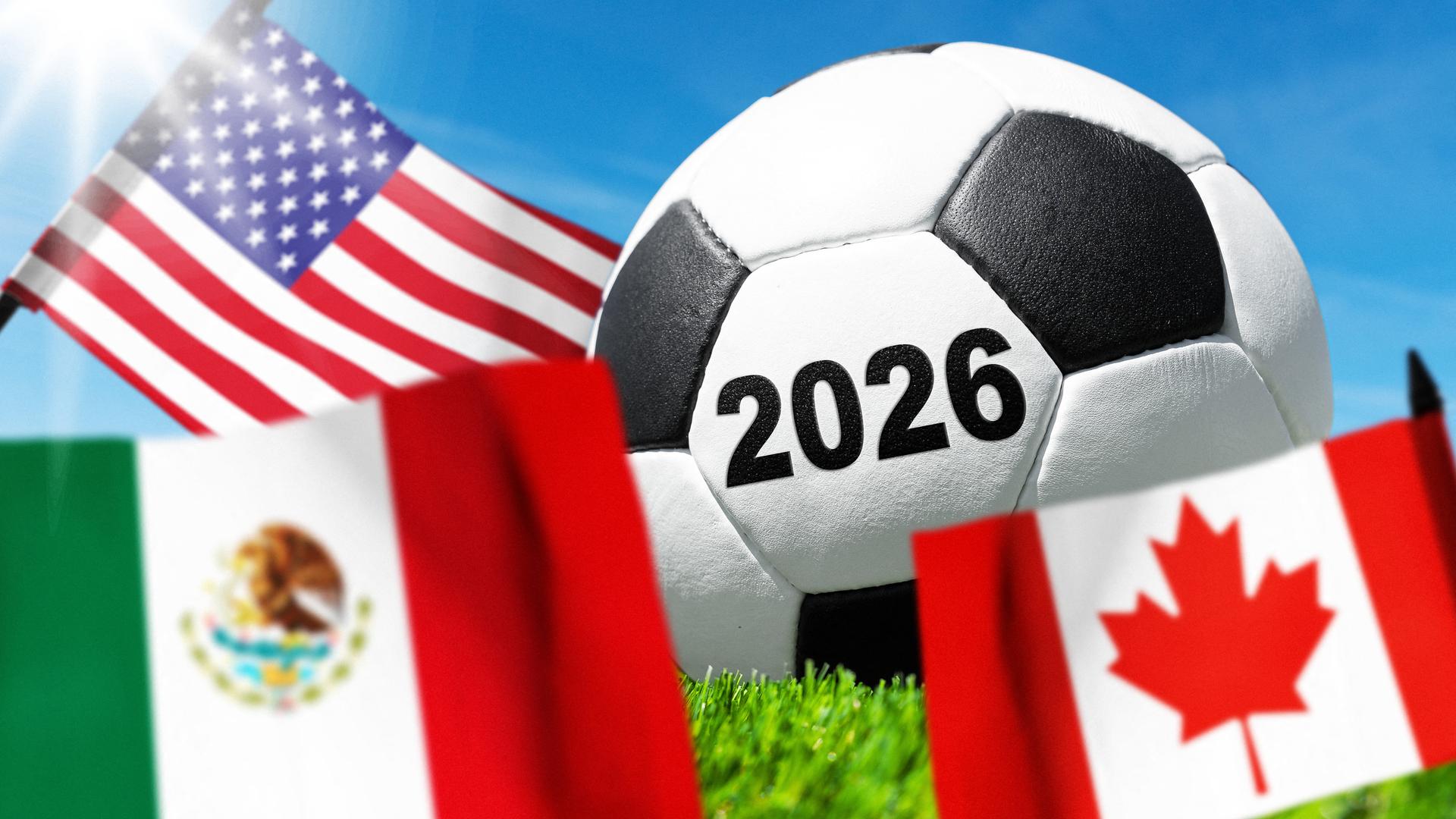 USA, Kanada, Mexiko – und Temperaturen wie im Backofen: Die WM 2026 wird schweißtreiben - für Spiele rund Fans. (Bild zeigt einen Fußball und drei Länderfahnen)