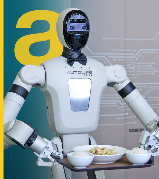 Ein humanoider Roboter trägt ein Essenstablett.