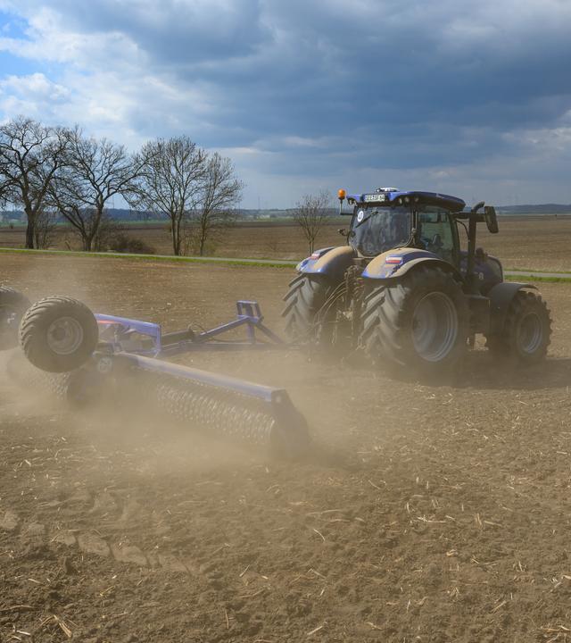 Hitze und Trockenheit setzen Landwirtschaft unter Druck, die Ernte ist gefährdet. Das Wasser wird knapp.(Bild: Traktor auf trockenem Feld)