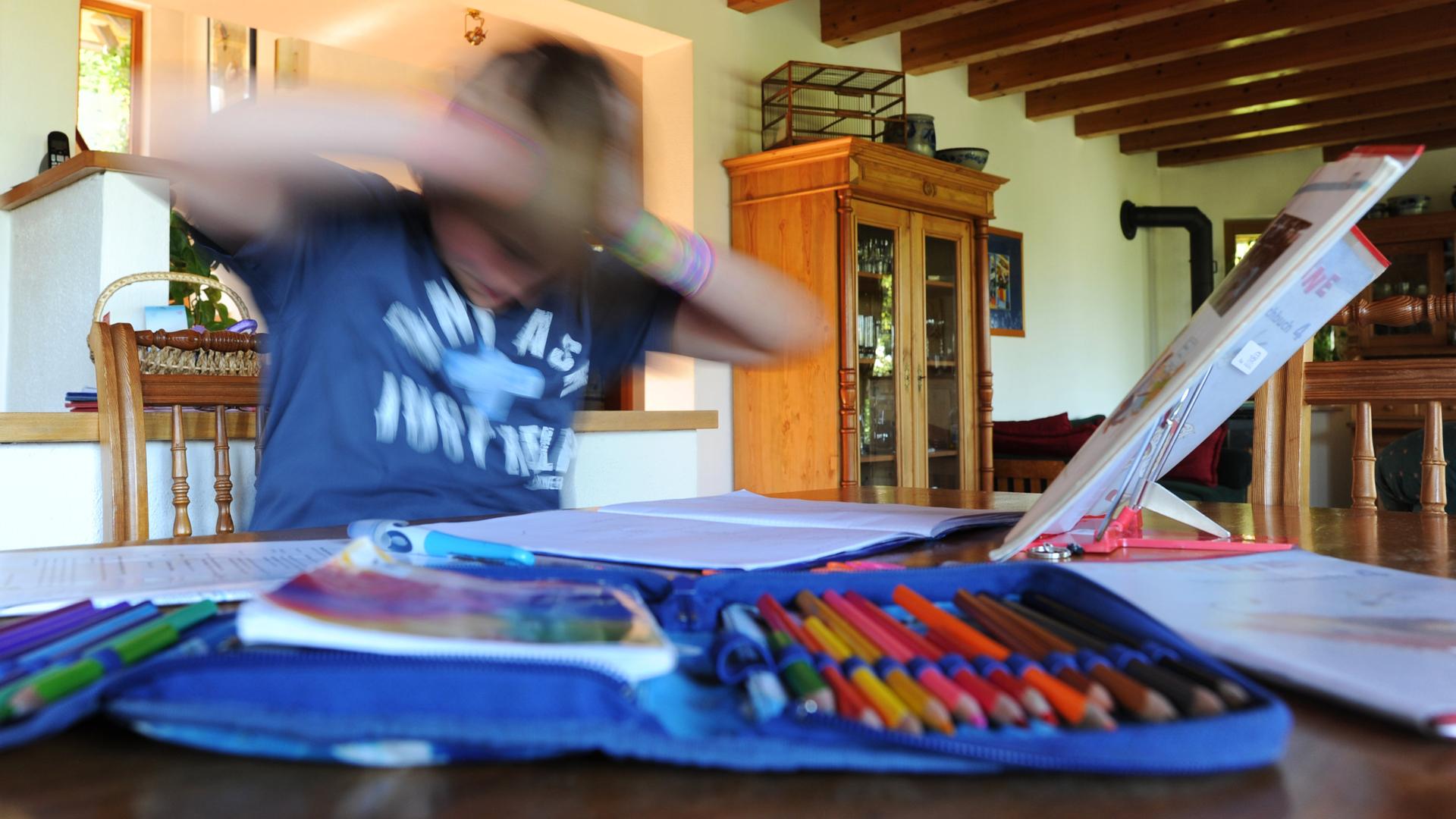 Scheinbar einfache Aufgaben führen bei einem achtjährigen Jungen zu Nervenzusammenbrüchen.  PDA-Autismus ist mehr als nur Trotz. (Bild: Wütender Junge am Küchentisch)