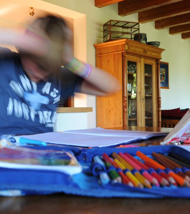 Scheinbar einfache Aufgaben führen bei einem achtjährigen Jungen zu Nervenzusammenbrüchen.  PDA-Autismus ist mehr als nur Trotz. (Bild: Wütender Junge am Küchentisch)