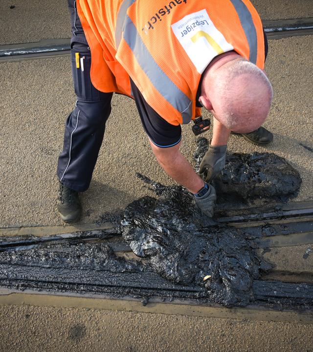 Hitzeschäden legen den Straßenbahnverkehr lahm. Die aktuellen Extremtemeraturen belasten bereits Infrastruktur und Wirtschaft