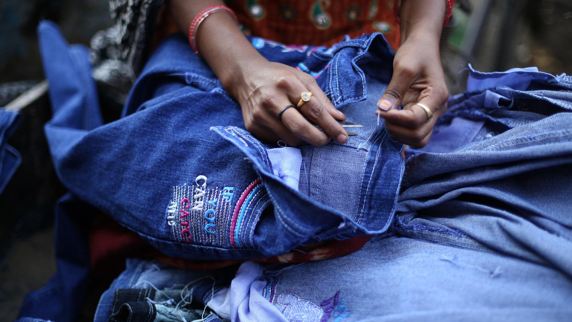 Arbeiter in Indien nähen Jeans und Billigmode unter übelsten Bedingungen . In Hamburg wird nun über Wege aus der Ungerechtigkeit diskutiert.
