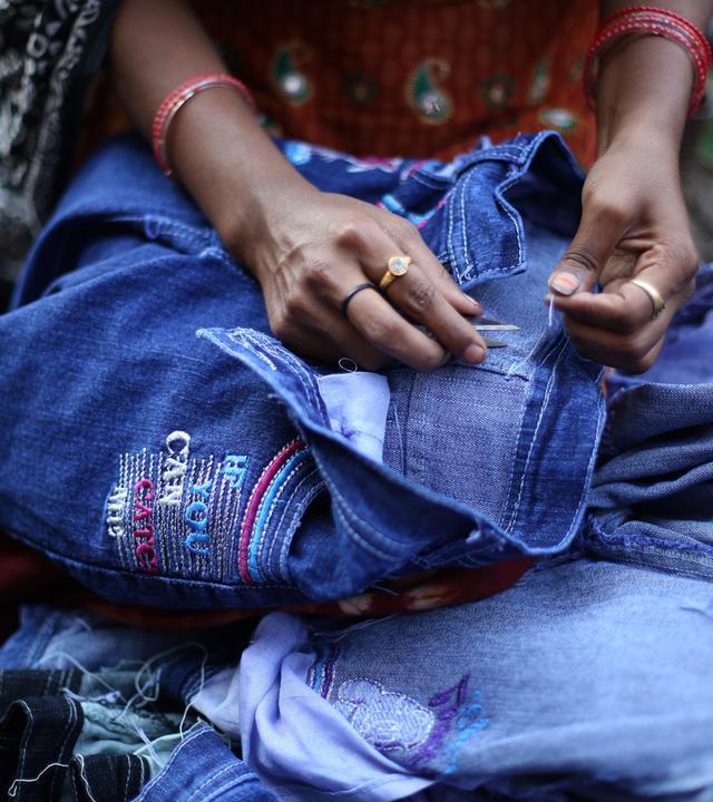 Arbeiter in Indien nähen Jeans und Billigmode unter übelsten Bedingungen . In Hamburg wird nun über Wege aus der Ungerechtigkeit diskutiert.