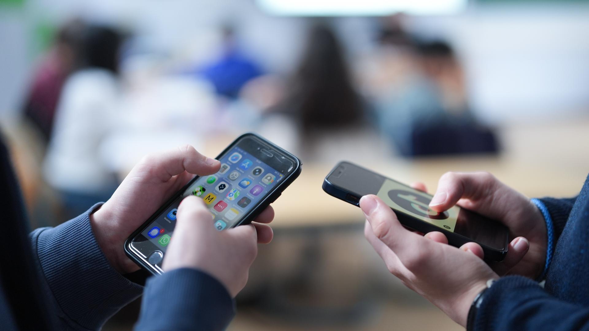 Junge Männer rutschen über Social Media in die Manosphere, weil sie sich durch Gleichstellung verunsichert fühlen. Influencer pushen toxische Männlichkeitsbilder . (Bild: Junge Männer schauen auf ihre Handys)