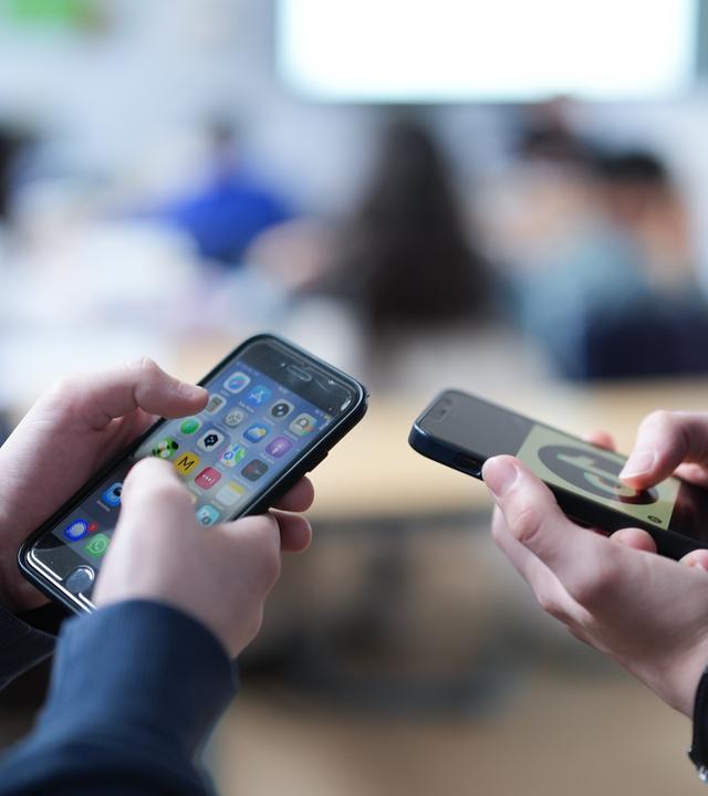 Junge Männer rutschen über Social Media in die Manosphere, weil sie sich durch Gleichstellung verunsichert fühlen. Influencer pushen toxische Männlichkeitsbilder . (Bild: Junge Männer schauen auf ihre Handys)