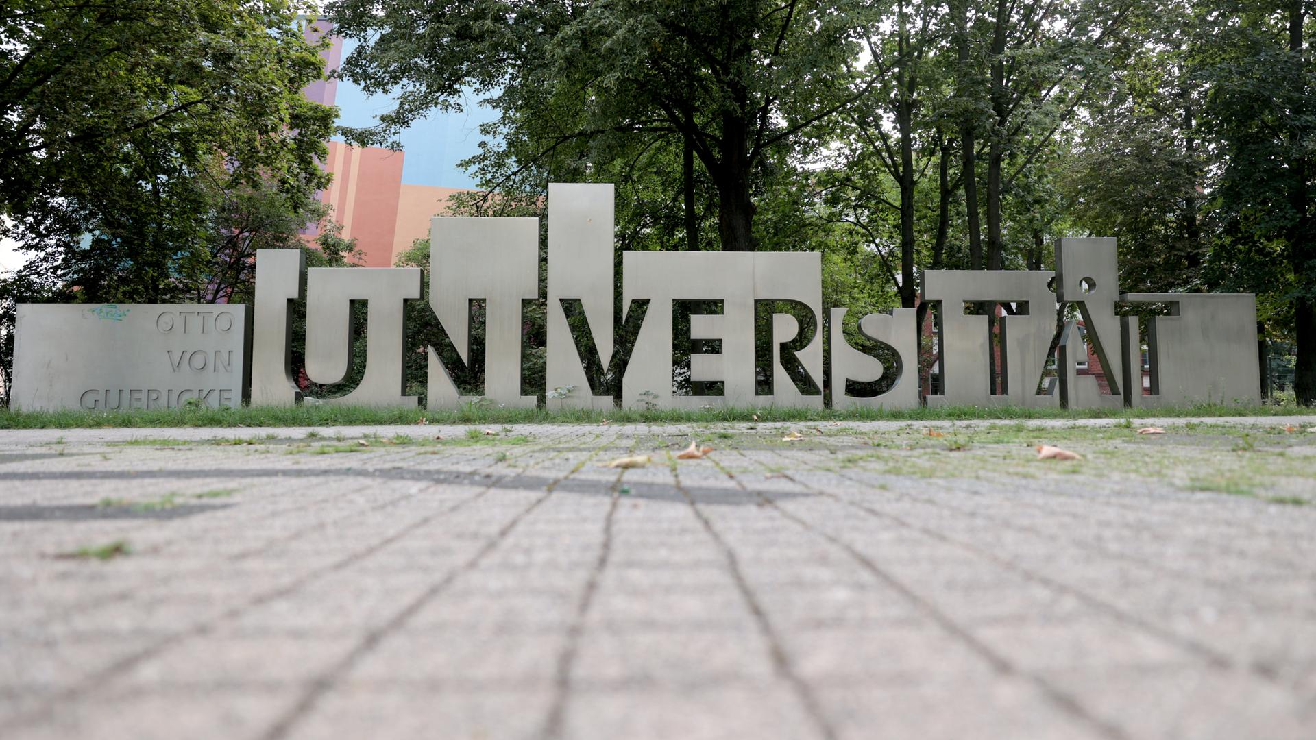 Sachsen-Anhalt, Magdeburg: Der Eingangsbereich der Otto von Guericke Universität. 