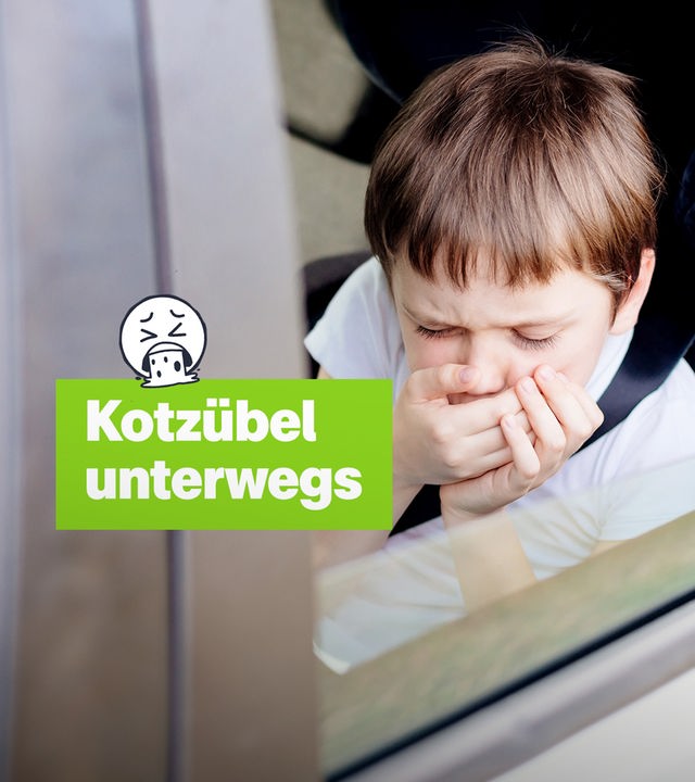 Kotzübel unterwegs; Ein Kind hält sich während einer Autofahrt die Hand vor dem Mund, weil ihm schlecht ist.