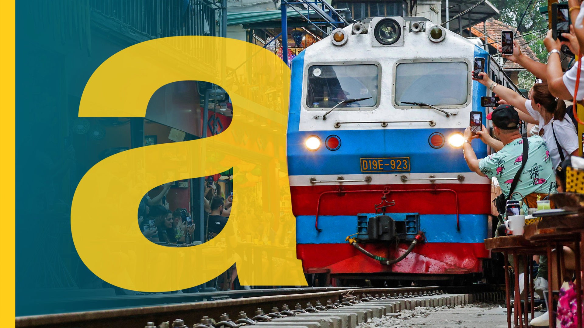 Train Street in Hanoi mit Touristen