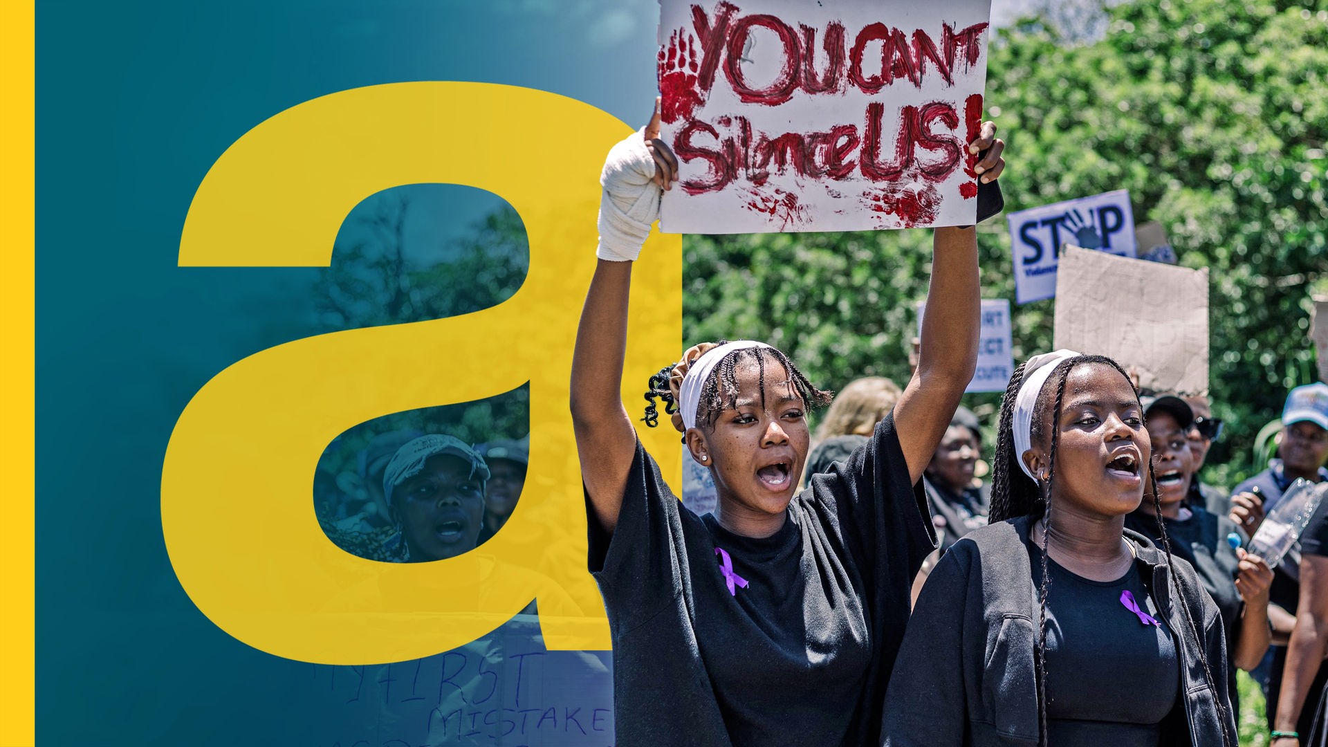 Frauen halten Plakate hoch, während sie an einer Demonstration in Südafrika teilnehmen.