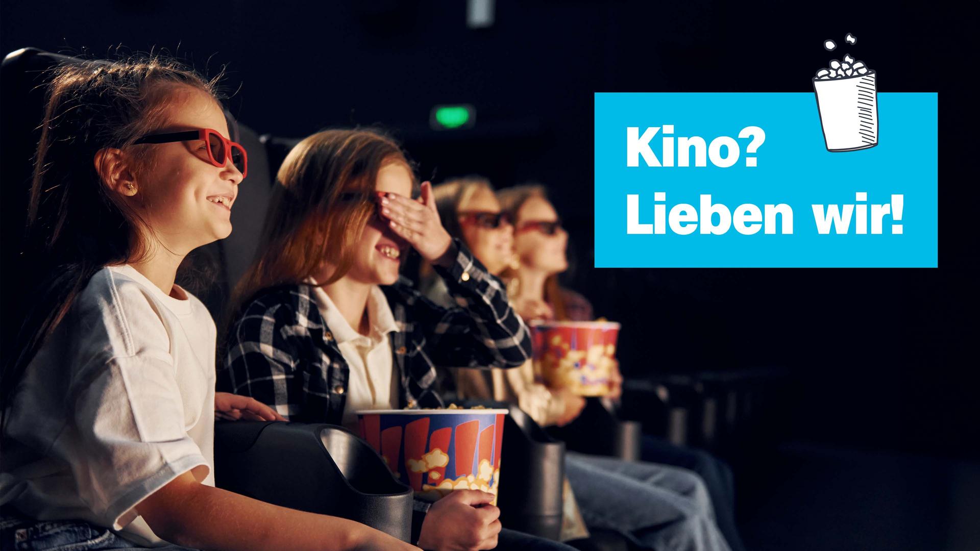Kinder sitzen im dunklen Kino mit Popcorn – ein Mädchen hält sich dabei die Augen zu. "Kino? Lieben wir!" 