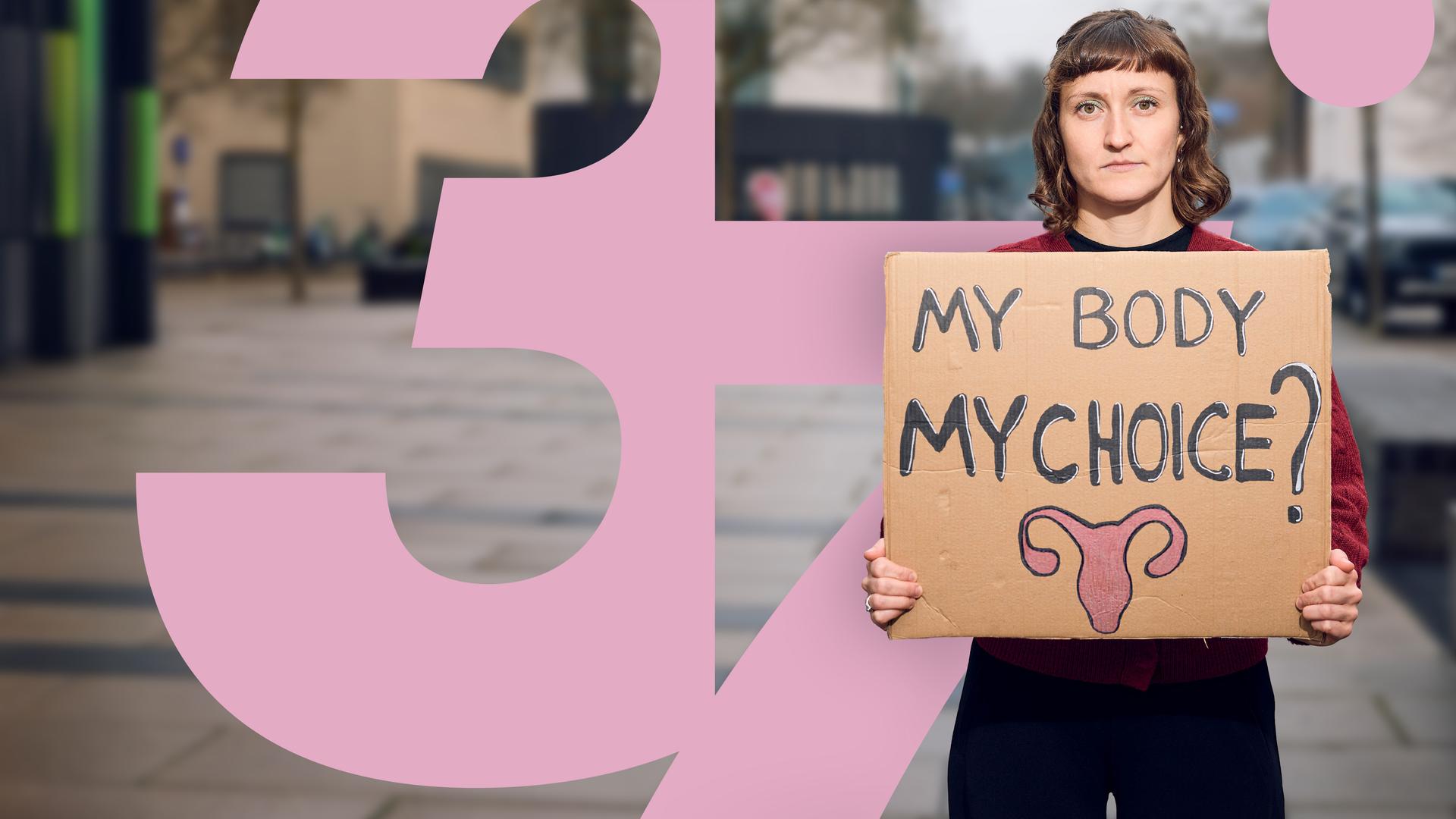 Frau hält Schild, my body my choice?