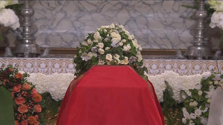 König Harald V., Beisetzung, Sarg mit weißen Blumen