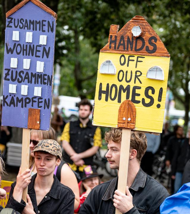 Menschen nehmen an einer Demonstration des Bündnisses gegen Verdrängung und hohe Mieten unter dem Motto «Her mit den Wohnungen! Runter mit den Mieten!» mit einem Schild mit der Aufschrift