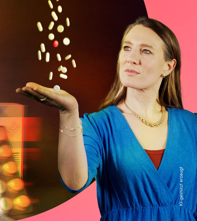 Jasmina Neudecker (im Vodergrund) fallen viele Tabletten vom oberen Bildrand in die Hand. Im Hintergrund stehen Pillenpackungen und -blister.