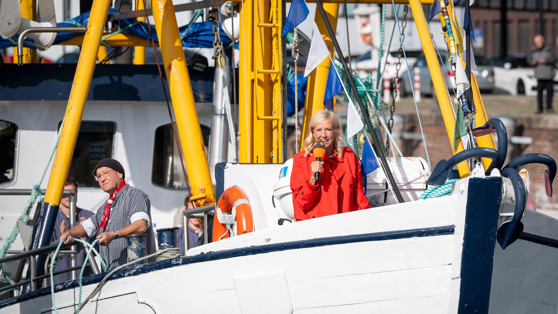 Andera Kiewel auf einem Fischkutter