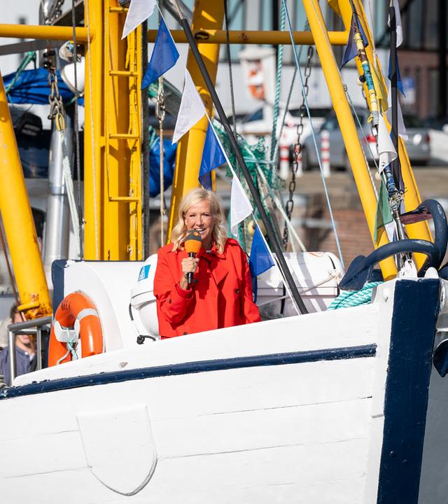 Andera Kiewel auf einem Fischkutter
