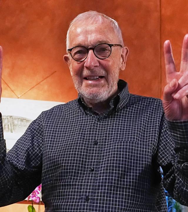 Physik-Nobelpreis: Francis Halzen wird für seine Pionierarbeit geehrt. Sein Observatorium am Südpol macht Neutrinos aus dem Weltall sichtbar.