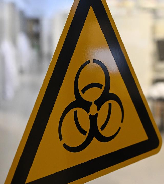 Gelbes Biohazard-Warnschild: Die Pest besitzt genetisch bedingt noch heute Pandemie-Potenzial.